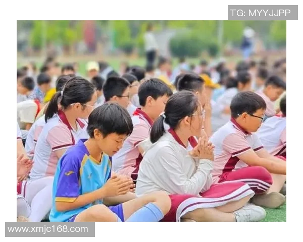 小孩们在阳光下快乐踢足球的欢声笑语与成长瞬间
